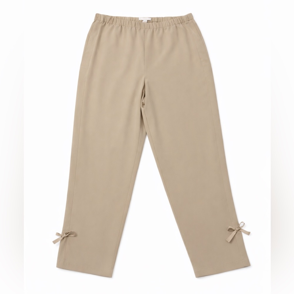 CHICOS TAN CROPPED PULL ON PANTS TIES AT ANKLE FRONT AND BACK
POCKETS SIZE 2.5